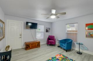 Hot Tub, 1 Block to Granbury Square! Chic Studio - 7