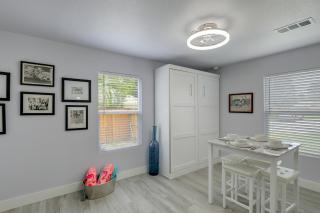 Hot Tub, 1 Block to Granbury Square! Chic Studio - 5