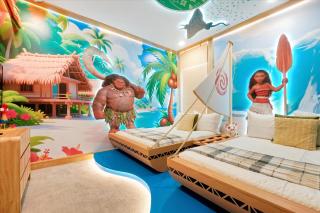 Gorgeous Paradiso Mansion Pool-Game-Room-Theater-3 - 7