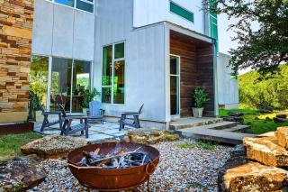 Luxury 7BR Hill Country Gem with Barndominium - 2