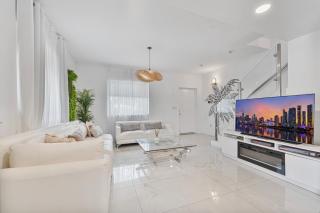 Casa Verde Design District 5BR Hot Tub - 1