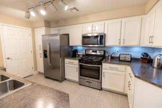 Vegas Oasis Pet Friendly Retreat Near Strip with Parking - 9
