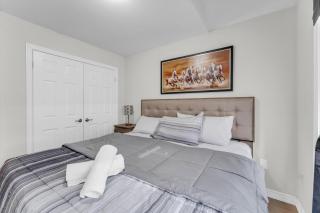 Calm Brampton Home Family Friendly Sleeps 8 - 3