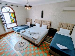 Las Palmeras Guest House - 8