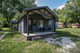 Bright and Quiet 1BR with Kitchen, Backyard and Parking - 6