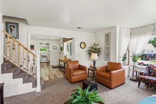 Cozy Downtown Cottage Near Beach and Pier - 5