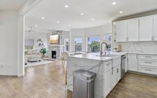5BD, 3BA Modern Luxury Home with yard in center of SD - 5