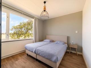 Spacious Villa with garden - 9