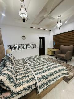 1 KANAL ULTRA LUXURIOUS VILLA in DHA Phase 4 Lahore - 6