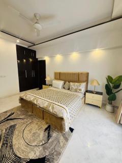1 KANAL ULTRA LUXURIOUS VILLA in DHA Phase 4 Lahore - 4