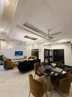 1 KANAL ULTRA LUXURIOUS VILLA in DHA Phase 4 Lahore - 3