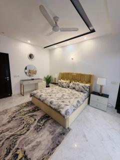 1 KANAL ULTRA LUXURIOUS VILLA in DHA Phase 4 Lahore - 2