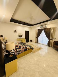 1 KANAL ULTRA LUXURIOUS VILLA in DHA Phase 4 Lahore - 1