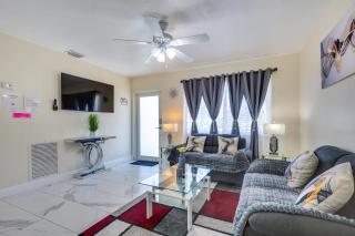 Close to Hard Rock Stadium! Group Getaway w/ Yard - 7