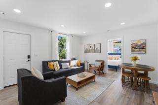 2BR Ypsi Depot Town - King Bed and Sleep 4 - 8