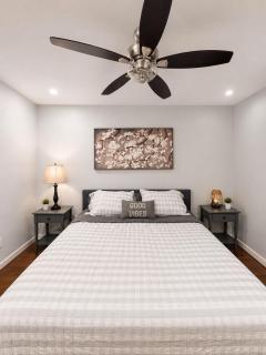 Entire Home, Sleeps 8, Prime Houston near NRG, Hobby, Hotspots - 6