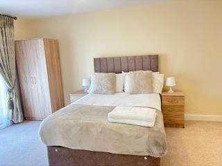 Lovely 3 Bed House - 8