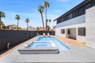 4BR Oasis Dual Suites Pool Near Strip Parking - 0