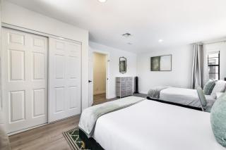 4BR Oasis Dual Suites Pool Near Strip Parking - 7