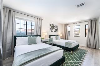 4BR Oasis Dual Suites Pool Near Strip Parking - 2