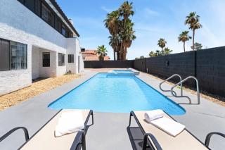 4BR Oasis Dual Suites Pool Near Strip Games Parking - 4
