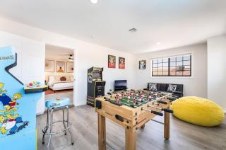4BR Oasis Dual Suites Pool Near Strip Games Parking - 8