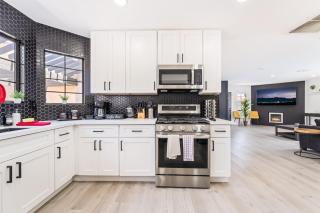 4BR Oasis Dual Suites Pool Near Strip Games Parking - 6