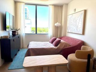 Luxury Designer Retreat in Wynwood Skyline 2BR Pool & Bar - 9