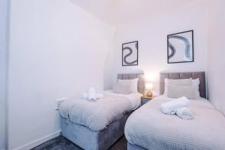 3 BR House | Sleeps 7 | Free Parking | Fast Wi-Fi - 9