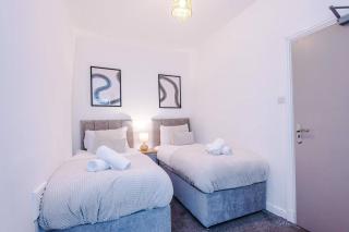 3 BR House | Sleeps 7 | Free Parking | Fast Wi-Fi - 7