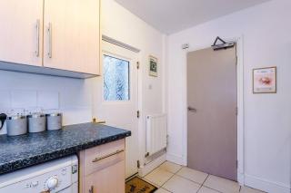 3 BR House | Sleeps 7 | Free Parking | Fast Wi-Fi - 6