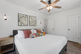Depot Town 2BR Townhouse - Workspace and Sleep 4 - 6