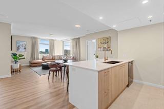 Riverfront Luxe 2BR CBD Apartment with Iconic City & Bridge Views - 3