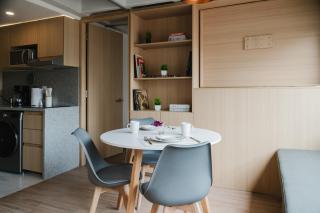 Praga Suites 8 Stylish 1BR Fast WiFi Great Light - 5