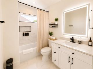Muse Atelier 3BR House Near Museums & Midtown Houston - 6