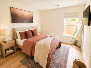 Muse Atelier 3BR House Near Museums & Midtown Houston - 7