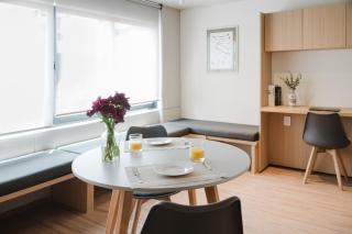 Praga Suites 10 King Bed, Fast WiFi & Comfort - 4