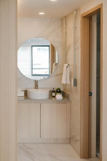 Praga Suites 10 King Bed, Fast WiFi & Comfort - 8