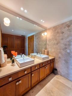 Las Palmas Luxury Golf Villa 4-BR Getaway - 2