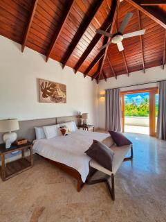 Las Palmas Luxury Golf Villa 4-BR Getaway - 8