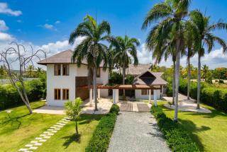 Las Palmas Luxury Golf Villa 4-BR Getaway - 0