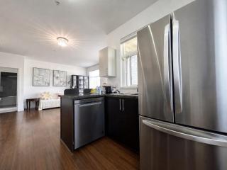 UBC Campus 2BR2BA 1000M WiFi Sleeps 5 FreeParking - 3