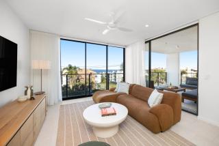 Ocean-View 3-Bed Apartment at Kings Beach - 9