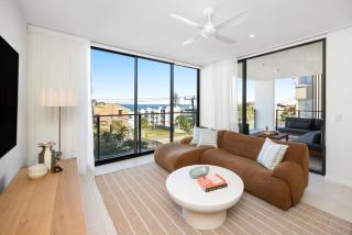 Ocean-View 3-Bed Apartment at Kings Beach - 6