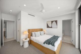 Ocean-View 3-Bed Apartment at Kings Beach - 1