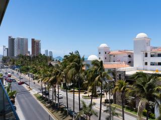 Departamento en Mazatlán en Zona Dorada cerca de la Playa pública Alberca climatizada 2 hab - 5