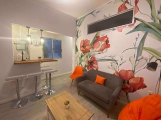 Vintage, 2 bedrooms and garage close to everything - 6