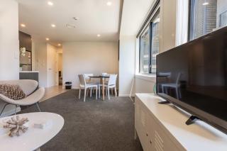 Beautiful 2BR Unit next to Myers Park Zodiak Stays - 1