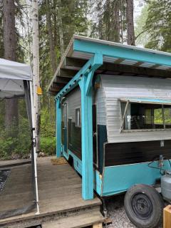 Cozy Vintage Camper, the Tealy Wheely - 9