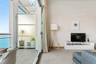 Relaxing Sea Wharf View Apartment by Zodiak Stays - 2